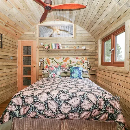 Under The Oak Tree Shepherd's Hut Bristol