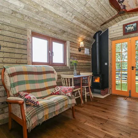 Under The Oak Tree Shepherd's Hut * Бристоль