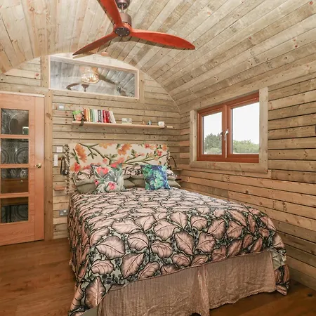 Under The Oak Tree Shepherd's Hut *