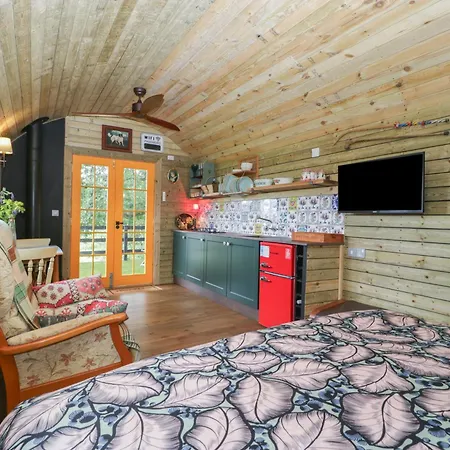 Under The Oak Tree Shepherd's Hut Дом отдыха Бристоль