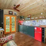 Casa de Férias Under The Oak Tree Shepherd's Hut Bristol