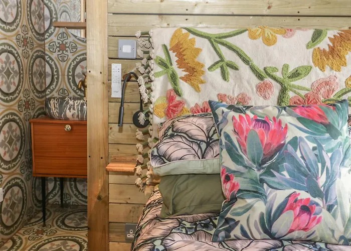 Under The Oak Tree Shepherd's Hut *