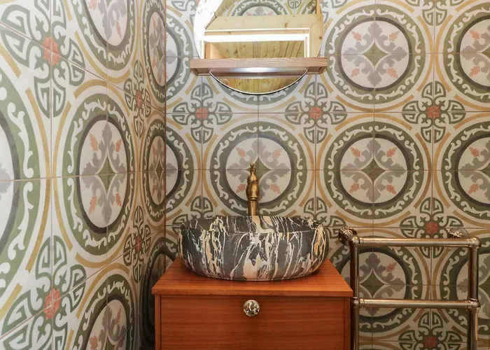 Under The Oak Tree Shepherd's Hut